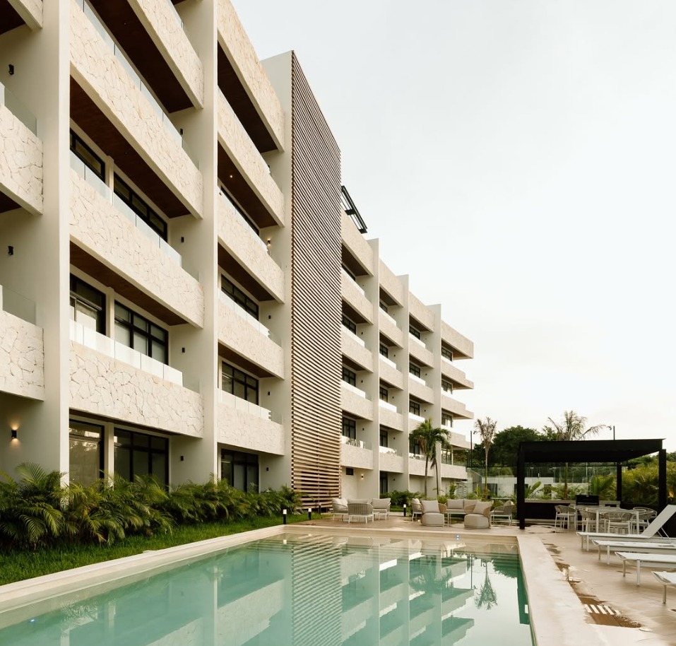 Distrito Cozumel — Fachada y alberca